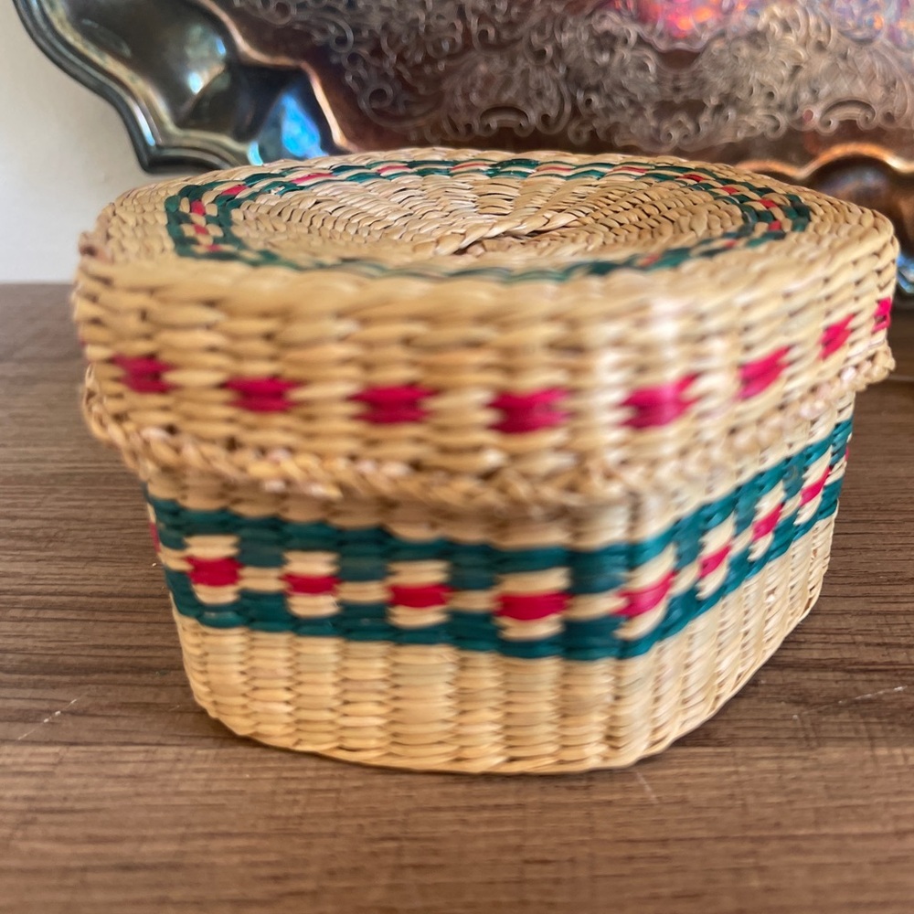 Boho straw storage basket with lid